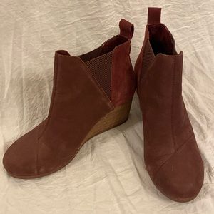 Tom’s Cranberry  Kayley Wedges 8.5